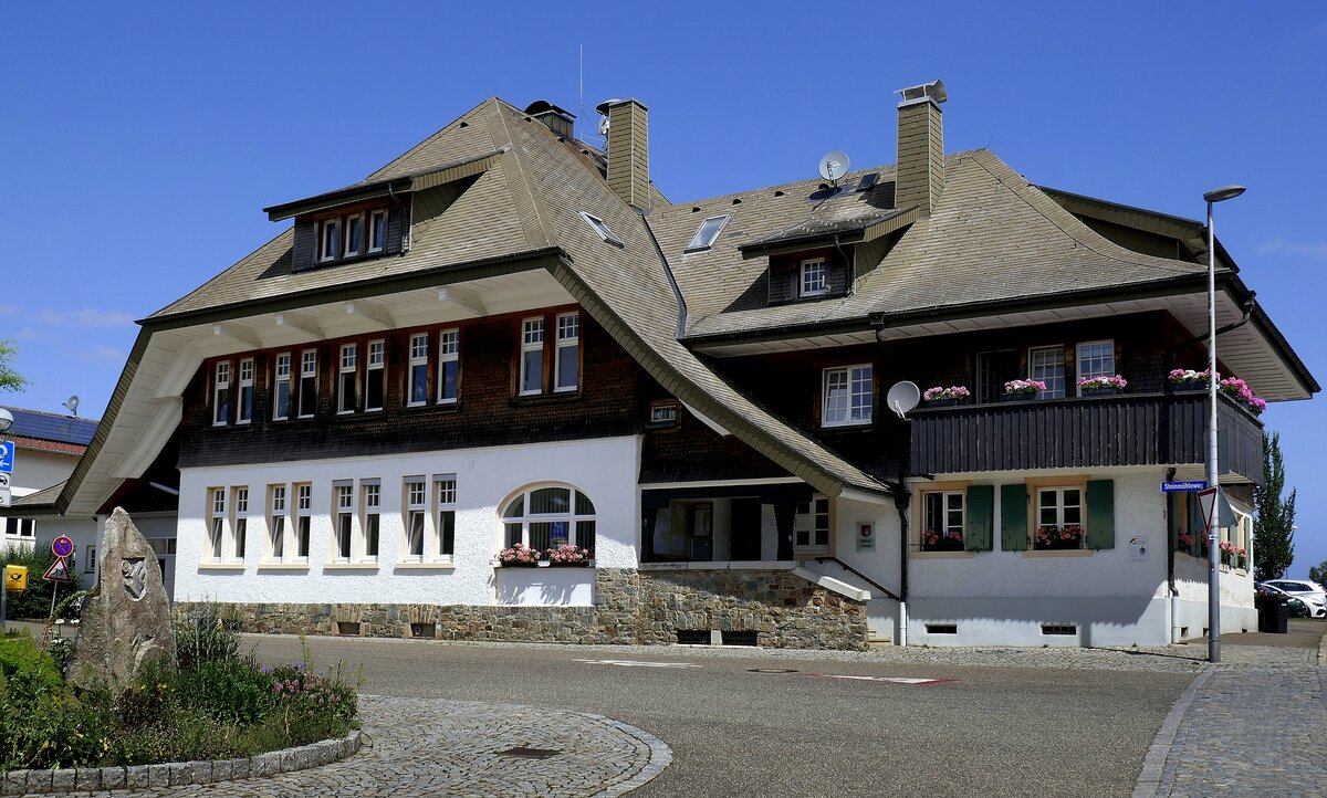 Horben, das Rathaus, 1912-13 als Schulhaus erbaut, die 1200 Einwohner zhlende Gemeinde liegt am Fue des Schauinslands, in unmittelbarer Nachbarschaft zu Freiburg, Juni 2022