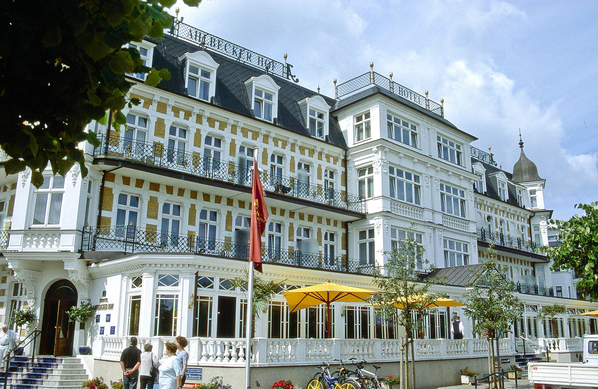 Hotel Ahlbecker Hof in Albeck auf der Insel Usedom. Bild vom Dia. Aufnahme: Juli 2001.