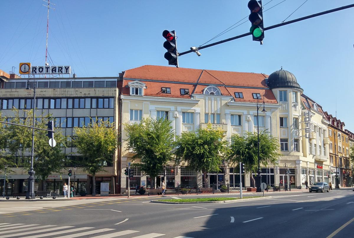Hotel Central an der Ecke des Erzsbet Platz in Nagykanizsa. Links ist das Gebude von Rotary Drilling zu sehen. Das Unternehmen beschftigt sich mit lbohrung. Aufnahmedatum: 04.10.2017