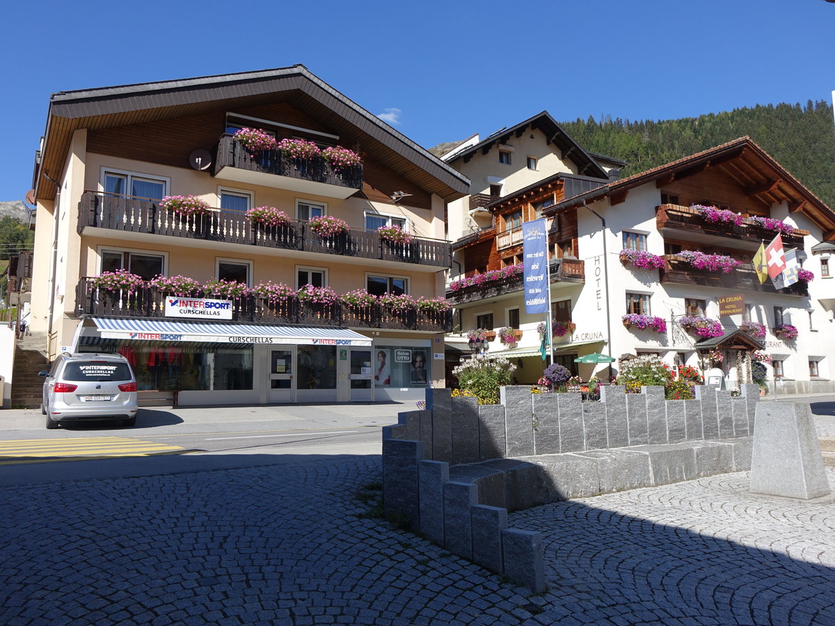 Hotel La Cruna in der Hauptstrae von Sedrun (25.09.2016)