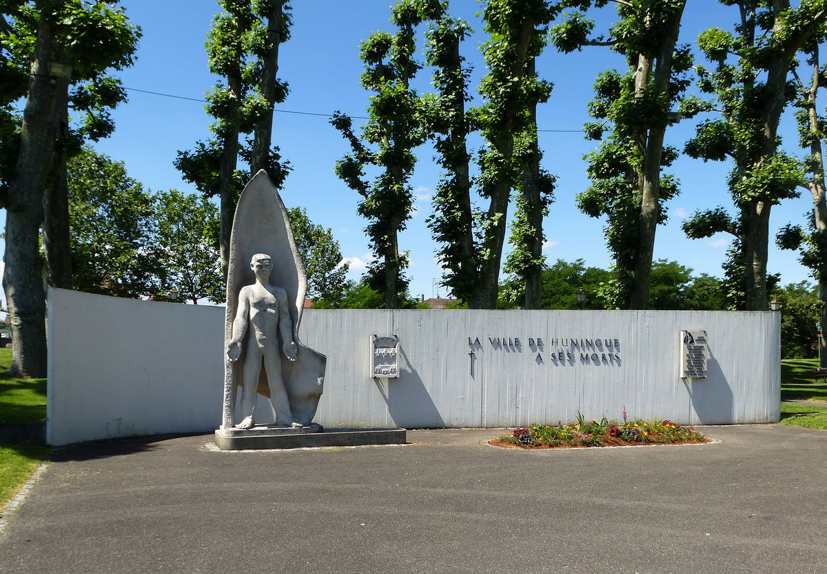 Hningen (Huningue), Denkmal fr die Opfer der Weltkriege, Juni 2016