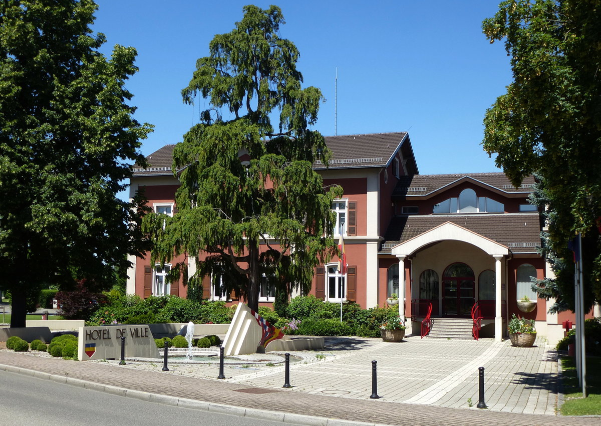 Hningen (Huningue), das Rathaus der ca. 7000 Einwohner zhlenden Gemeinde im Sdelsa an der Grenze zu Basel/Schweiz, Juli 2016