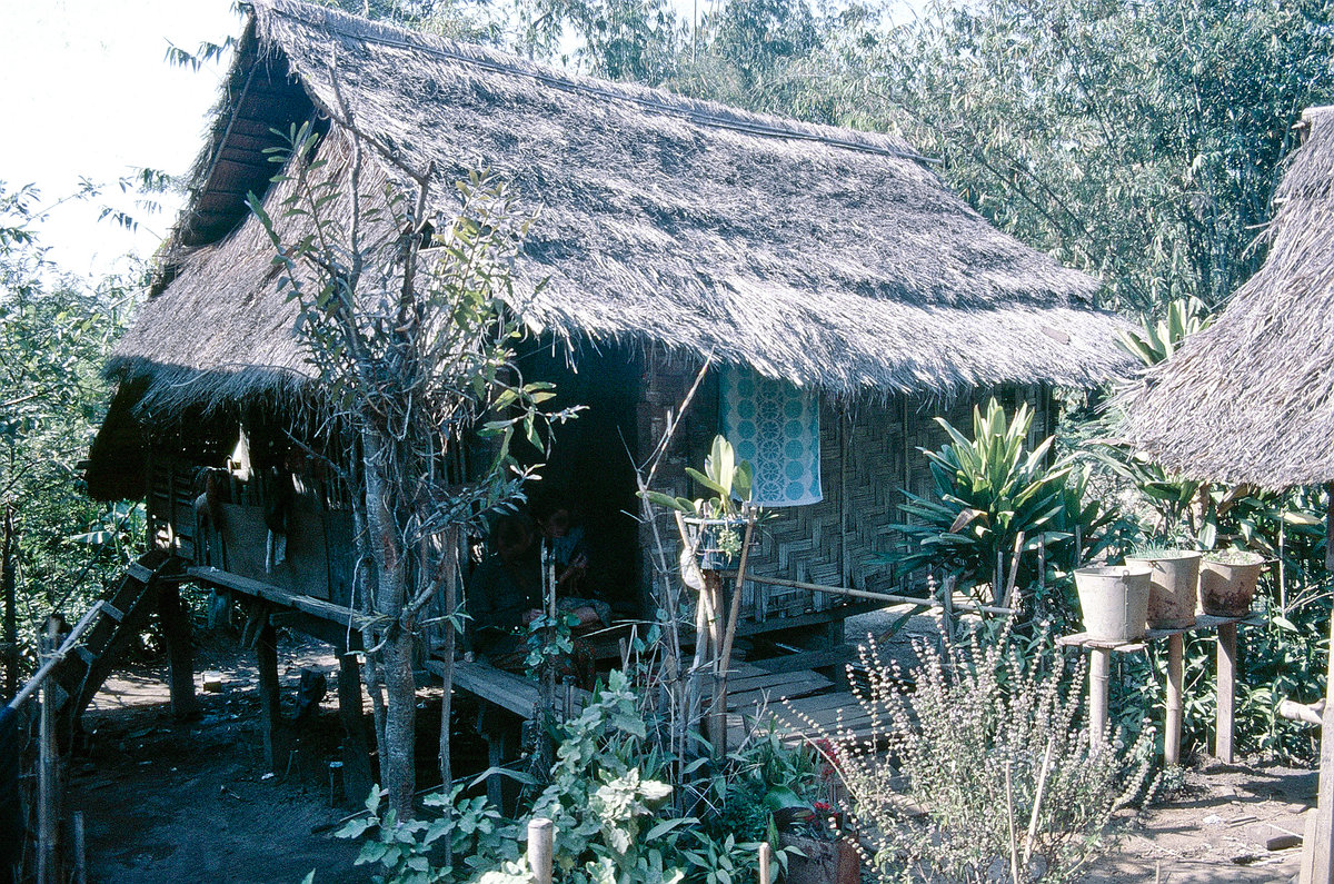 Htte in Dong Mae Song an der Grenze zwischen Thailand und Myanmar. Bild vom Dia. Aufnahme: Februar 1989.