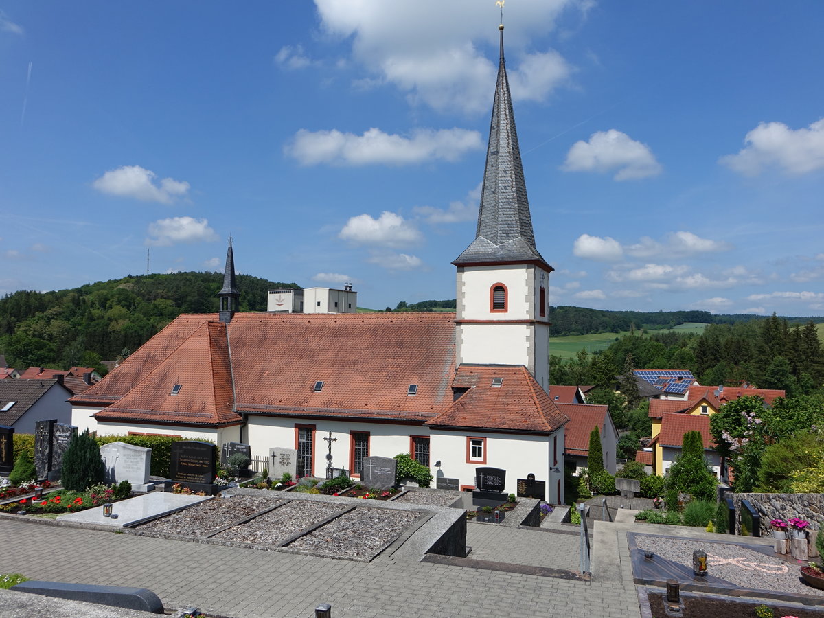Hundsbach, kath. Pfarrkirche St. Andreas, einschiffige Chorturmkirche mit hohem Spitzhelm, erbaut im 18. Jahrhundert (26.05.2018)