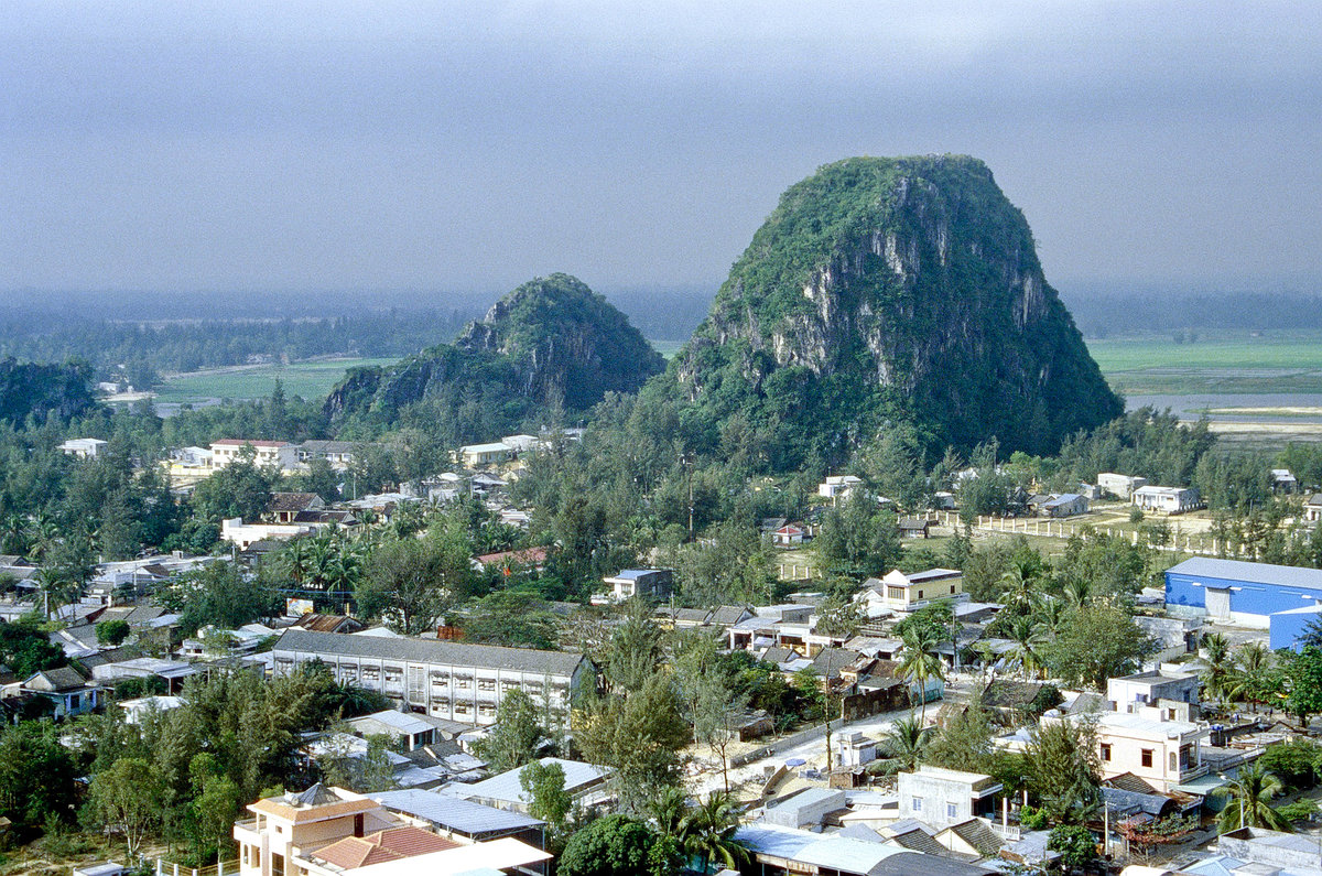 Hurong Tr im Hu-Distrikt. Bild vom Dia. Aufnahme: Januar 2001.
