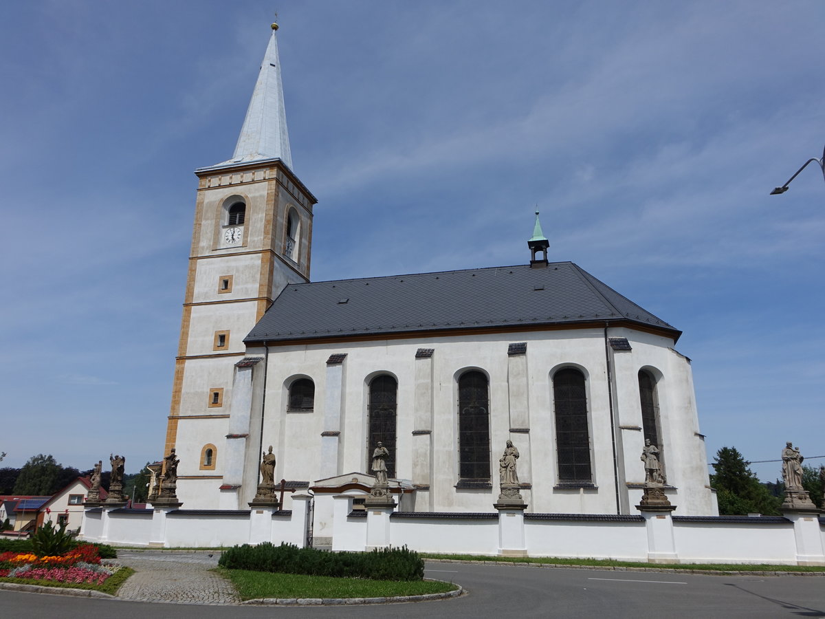 Hustopece nad Becvou / Hustopetsch, Pfarrkirche der hl. Kreuzerhhung, erbaut von 1597 bis 1611 (02.08.2020)