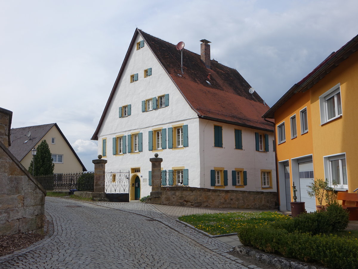 Hutschdorf, Ev. Pfarrhaus, Zweigeschossiger Satteldachbau, erbaut im 16. Jahrhundert (16.04.2017)
