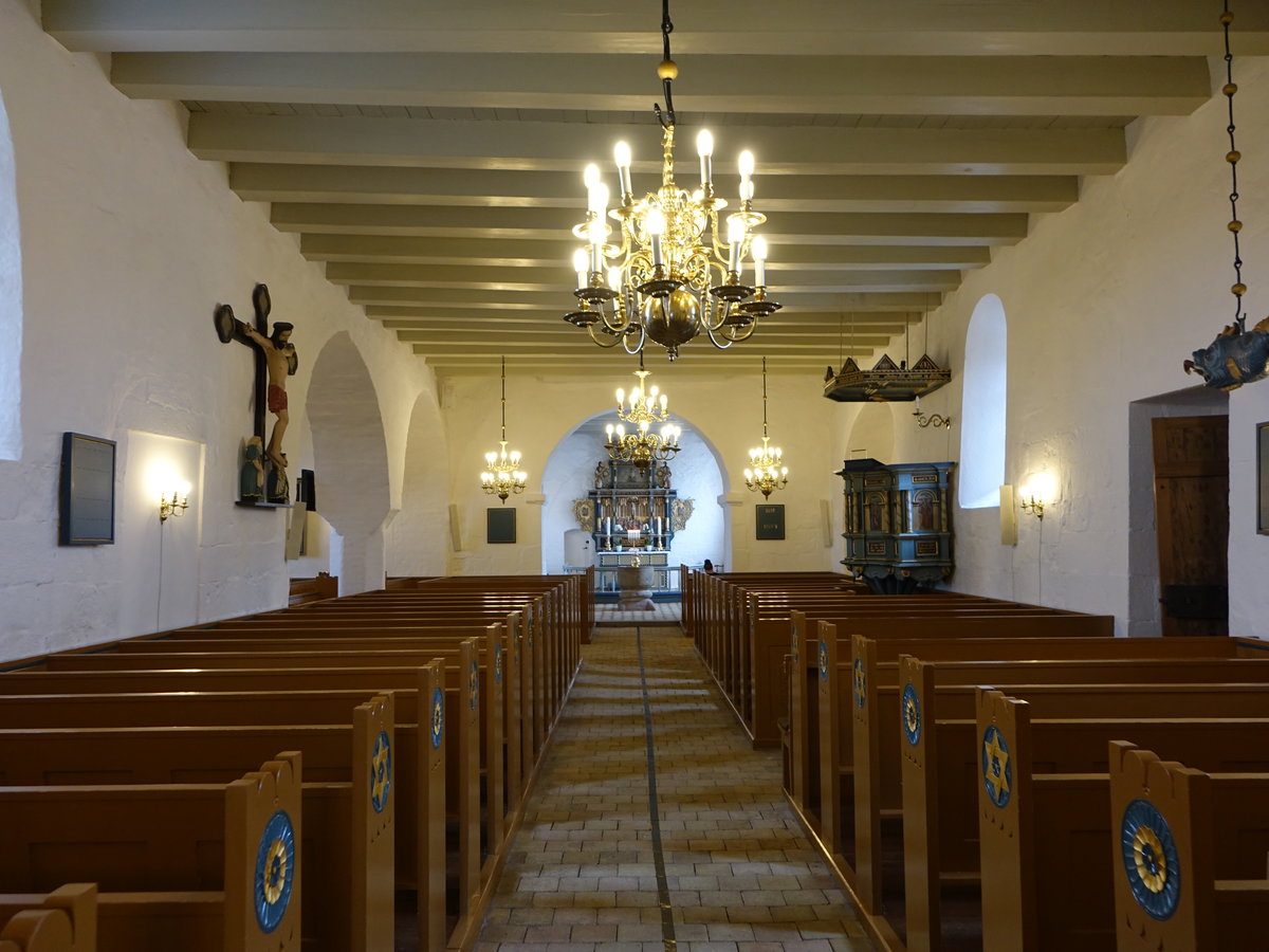 Hvidbjerg, Innenraum der Ev. Kirche, Kanzel von 1596, Kruzifix von 1475, Messingkronleuchter von 1750 (19.09.2020)