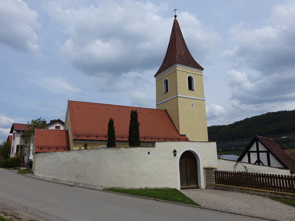 Ilbling, Pfarrkirche St. Briccius, erbaut im 12. Jahrhundert, das flachgedeckte Langhaus wurde 1884/85 um eine Achse mit Orgelempore verlngert, Ausmahlung durch Sebastian Mutzl (01.05.2016)