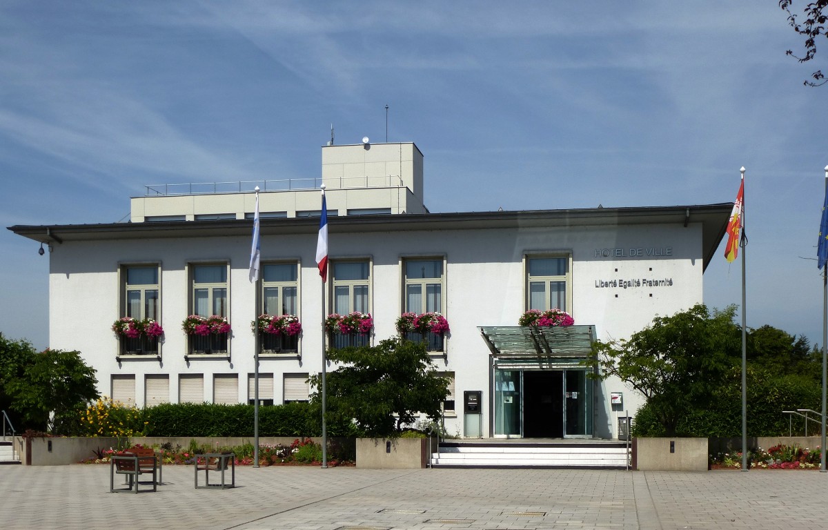 Illzach, das Rathaus der ca.15.000 Einwohner zhlenden Nachbarstadt von Mlhausen(Mulhouse) im sdlichen Elsa, Juni 2015