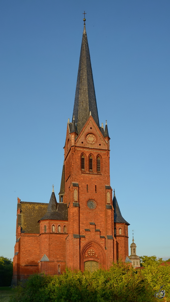 Im Bild die von 1875 bis 1878 im neogotischen Stil erbaute Neue Rempliner Kirche. (August 2014)