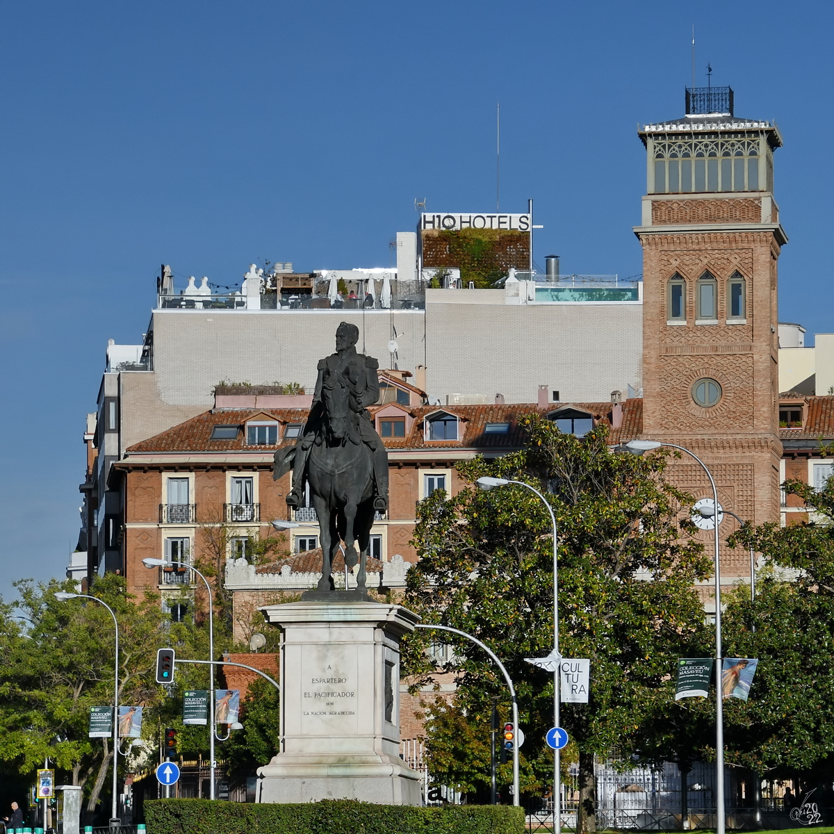 Im Bild das 1886 feierlich eingeweihte Denkmal fr den spanischen General und Politiker Baldomero Espartero (Estatua de Espartero), dahinter die Ende des 19. Jahrhunderts im Mudejaren-Stil erbaute  Casa rabe . (Madrid, November 2022)