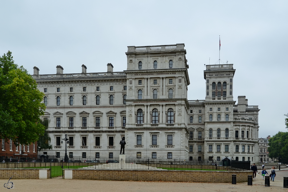 im Bild das Gebude des britischen Auenministeriums, davor die Statue des letzten Vizeknigs und ersten Generalgouverneur Indiens Earl Mountbatten of Burma. (London, September 2013)