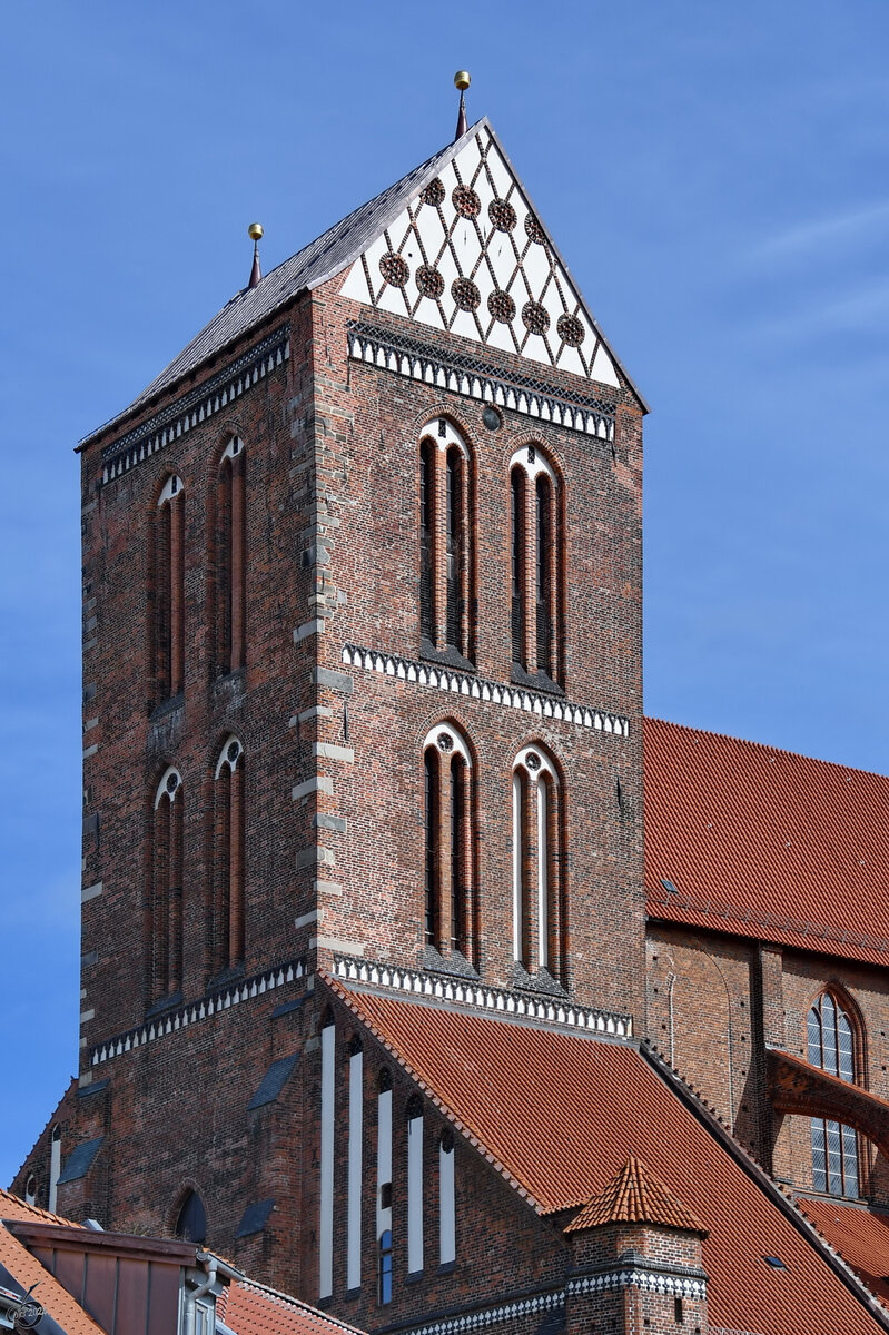Im Bild der Turm der von 1381 bis 1487 im Stil der Sptgotik gebauten Kirche St. Nikolai, so gesehen im April 2024 in Wismar.