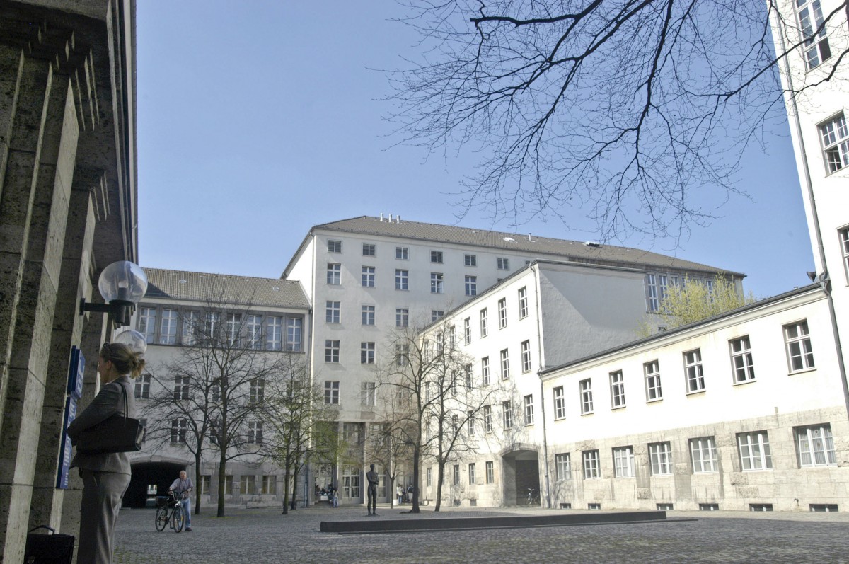 Im Hof des Bendlerblocks an der Stauffenbergstrae in Berlin. Aufnahme: April 2007.