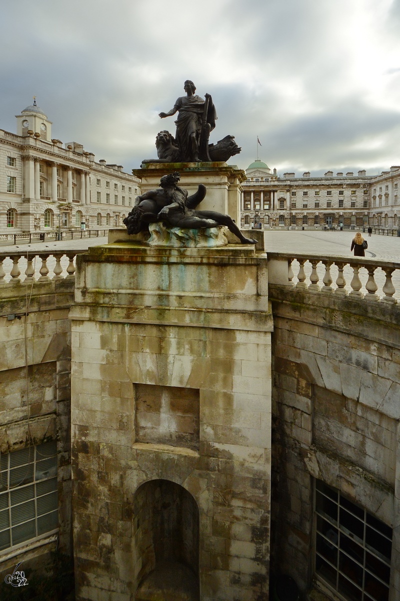 Im Innenhof des Somerset Houses befindet sich die zwischen 1778 und 1779 errichtete Bronzeskulpturengruppe  George III and the River Thames , welche Knig George III und Neptun (Father Thames) darstellt. (London, Februar 2015)