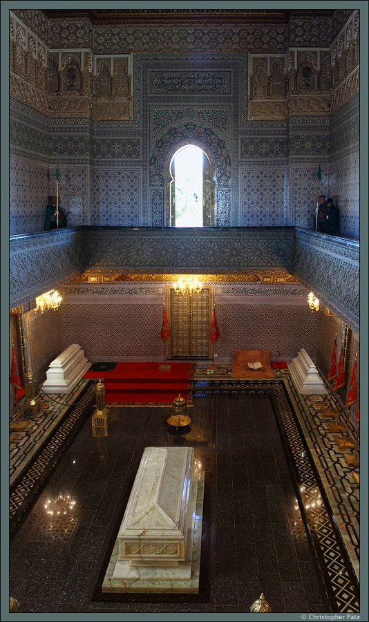 Im Inneren ist das Mausoleum von Mohammed V reichhaltig dekoriert. Das Mausoleum wird von Wchtern in traditionellen Uniformen geschtzt. (Rabat, 23.11.2015)