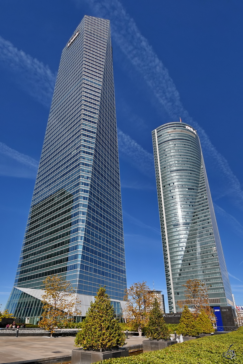 Im Jahr 2008 wurden diese beiden Wolkenkratzer (Torre de Cristal & Torre Espacio) fertiggestellt. (Madrid, November 2022)