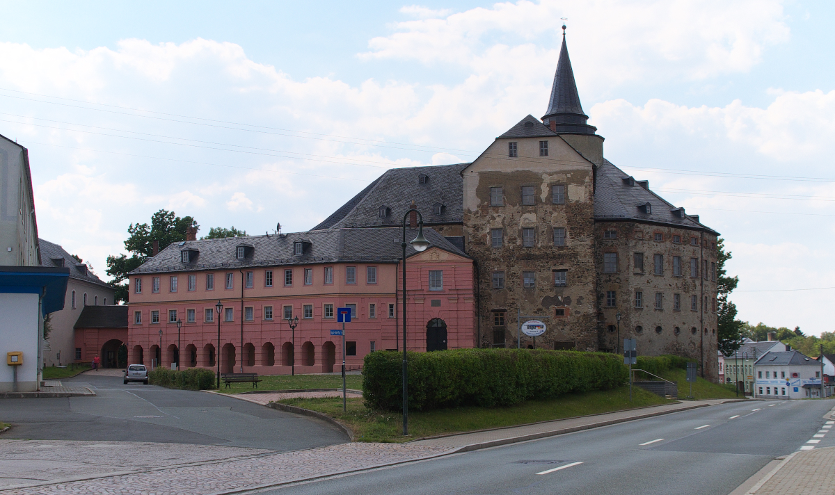 Im Jahre 1349 wurde das Schloss Mhltroff erstmalig im Lehnsbuch Friedrichs des Strengen als  castrum , was soviel wie befestigter Ort oder Feldlager meint, als  meissnisches Lehen  erwhnt. Die Geschichte des Schlosses beginnt allerdings schon bedeutend frher. Ursprnglich bestand das Schloss aus einem runden Wehr- und Wartturm auf Grnsteinfelsen, um den, im Laufe der Jahrhunderte, Wohn- und Wirtschaftsgebude nebst einem Rittergut durch die herrschaftlichen Besitzer erbaut worden sind. Besitzer des Schlosses waren u. a. die Vgte von Plauen und die Markgrafen von Meien, das Rittergeschlecht der Edlen Scke, die Freiherren von Bodenhausen und von Kospoth und die Grafen von Hohenthal- Pchau. Otto Carl Erdmann von Kospoth (1753- 1817) war zudem auch preuischer Kammerherr Friedrichs des Groen in Berlin und zu seiner Zeit ein bekannter Komponist. Durch eine Schenkung am Anfang der 1940´er Jahre wurde die Stadt Mhltroff Besitzer des Schlosses. Whrend der Zeit zwischen 1949- 1989 war das Schloss Volkseigentum und nach der Wende wurde es wieder kommunales Eigentum der Stadt Mhltroff.
22.08.2015