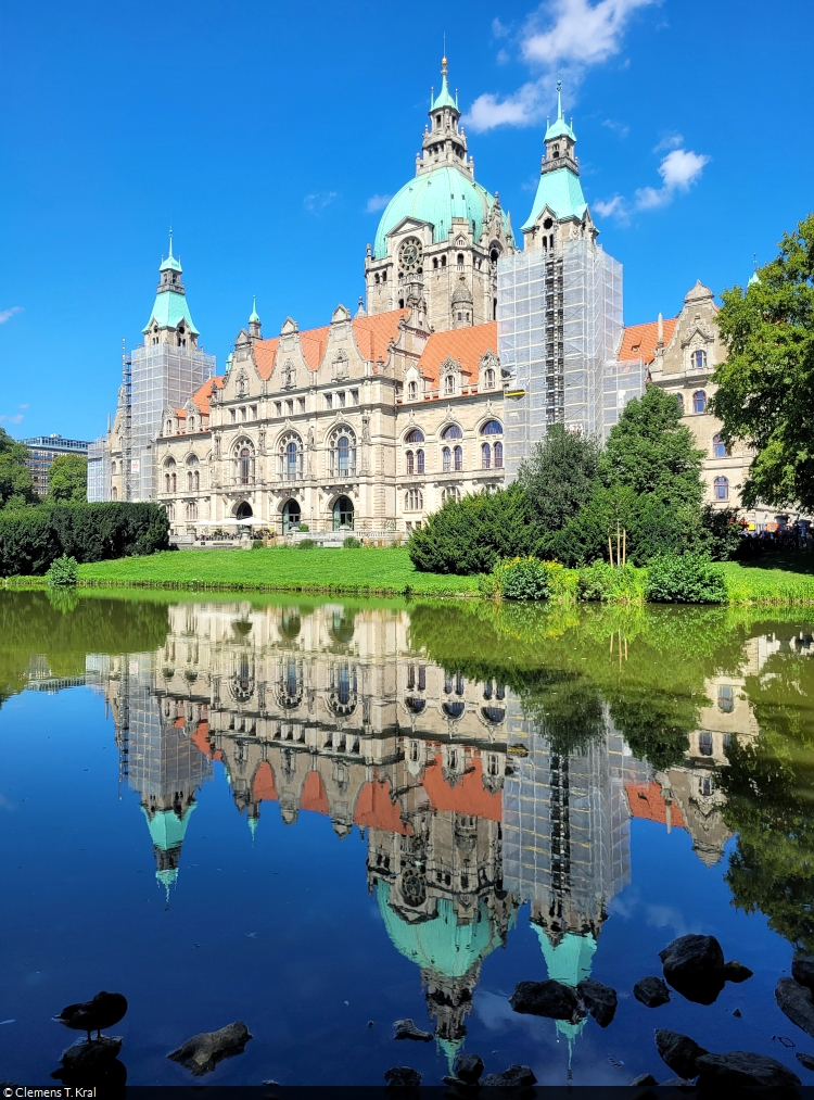Im Maschteich spiegelt sich die Sdseite des Neuen Rathauses von Hannover. Die Fassade des von 1901 bis 1913 errichteten Gebudes wird offenbar gerade saniert.

🕓 20.8.2023 | 12:47 Uhr