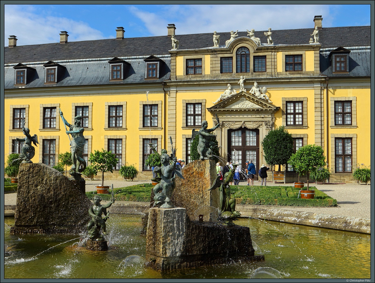 Im Orangeriegarten vor dem 1694 bis 1698 errichteten Galeriegebude von Schloss Herrenhausen sprudelt der Neptunbrunnen. (11.08.2018)