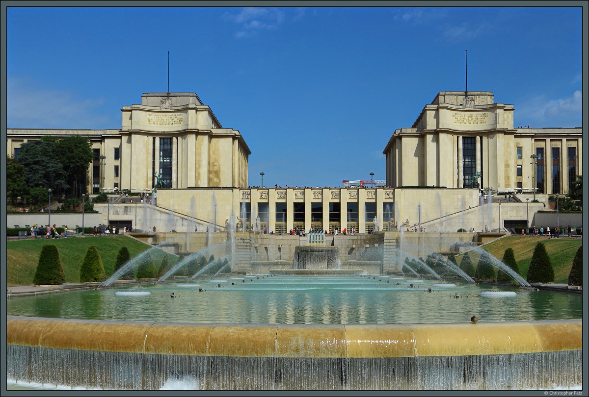 Im Park vor dem Palais de Chaillot, der heute sowohl ein Theater als auch mehrere Museen beherbergt, befinden sich ausgedehnte Wasserspiele. (Paris, 19.07.2018)