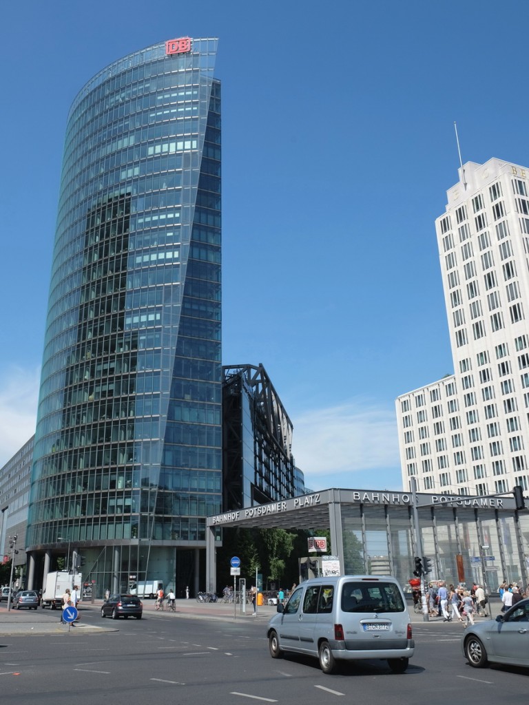 Im Rahmen eines Workshop Moderne Stadtarchitektur am Potsdamer Platz mit Fuji Systemkameras- X-T und X-E Modelle wurde diese Bild am 11. Juli 2015 gefertigt, es zeigt den Eingang zum Bahnhof Potsdamer Platz und im Hintergrund den DB-Tower in Berlin
