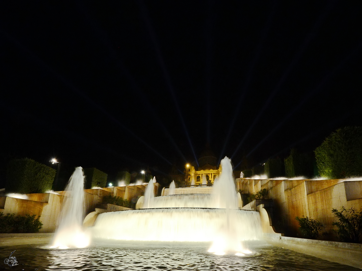 Im Zentrum des Plaa de les Cascades befindet sich ein kleinen Springbrunnen geschmckter Wasserfall. (Barcelona, Februar 2012)