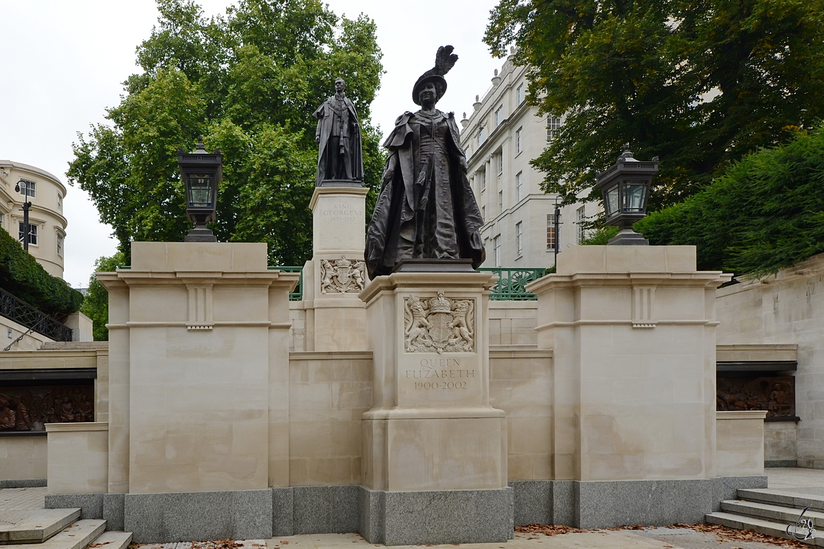 Im Zentrum Londons befinden sich die Denkmler fr Knig George VI. und seine Gemahlin, Knigin Elizabeth. (September 2013)
