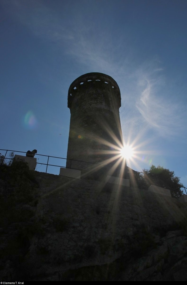 Impression im Gegenlicht mit einem Turm der Burg von Tossa de Mar (E) am Mittelmeer (Costa Brava).
[17.9.2018 | 15:36 Uhr]
