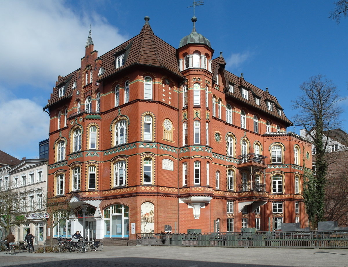 In diesem Backsteingebude befindet sich die Filiale der Hypovereinsbank; Hamburg-Bergedorf, 10.03.2017

