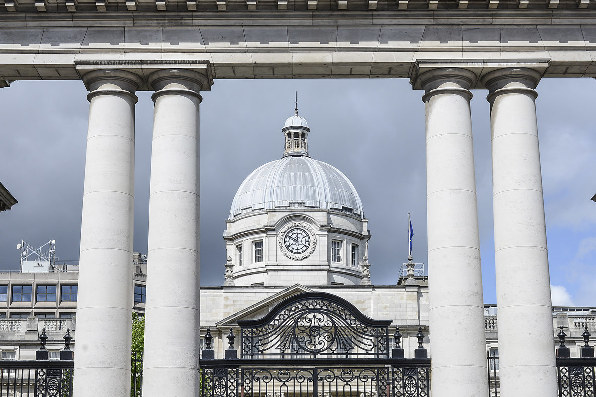 In den Government Buildings (irisch Tithe an Rialtais), Merrion Street, Dublin, sind das Ministerium des Premierministers, die Ratskammer, in der die Regierungssitzungen stattfinden, das Finanzministerium und das Bro des Generalstaatsanwalts untergebracht. Aufnahme: 10. Mai 2018.