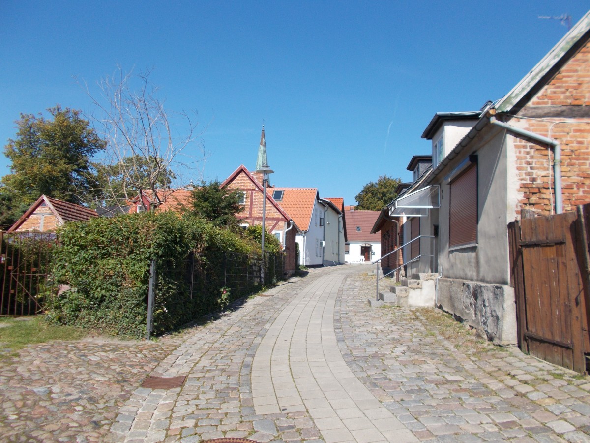 In der Nhe von der St.Marienkirche,in Bergen/Rgen,gibt es zahlreiche,kleine Seitenstraen.Aufgenommen am 06.September 2014.