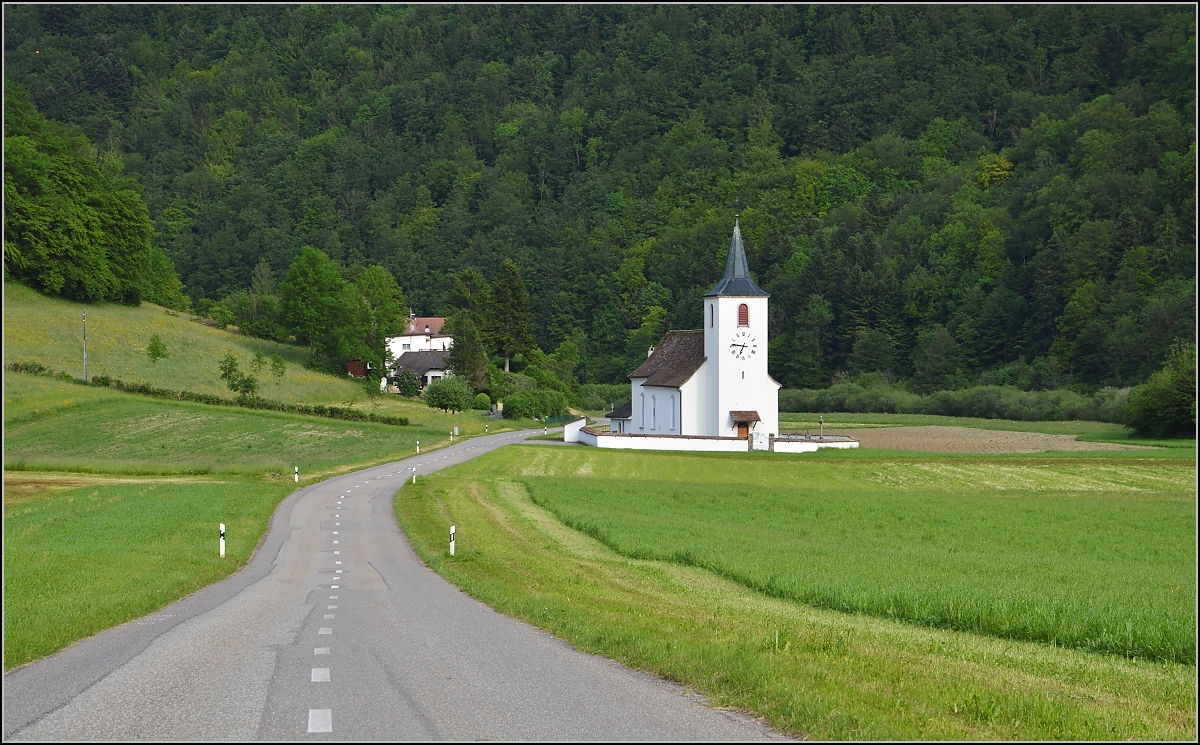 In Ocourt hat man die Kirche nicht im Dorf gelassen. Saint-Valbert sticht wunderhbsch aus der vielen Landschaft raus. Im tief eingeschnittenen Doubstal gibt es fast nur Landschaft. Mai 2016.