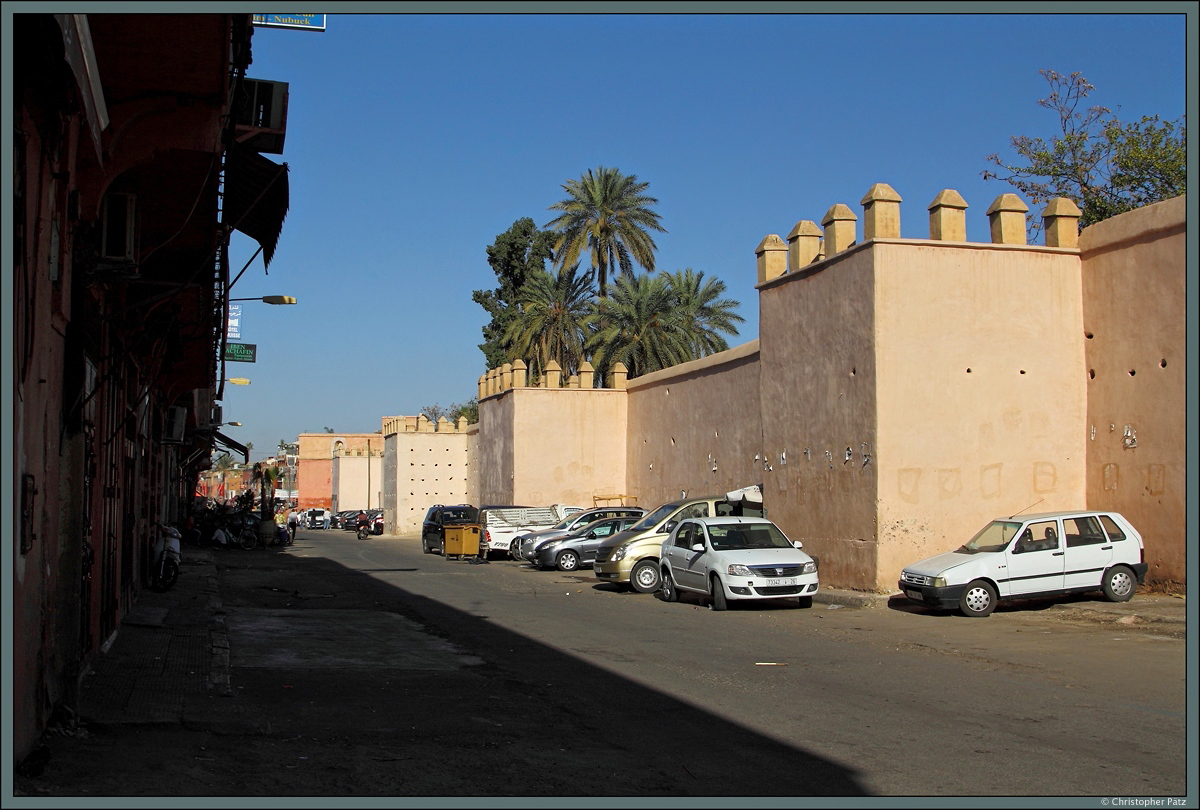 In der Rue Oqba Ben Naha sind die Reste der Stadtmauer von Marrakesch in jngster Zeit saniert worden. Die in den Mauern befindlichen Lcher dienen der Anbringung von Gersten. (Marrakesch, 20.11.2015)