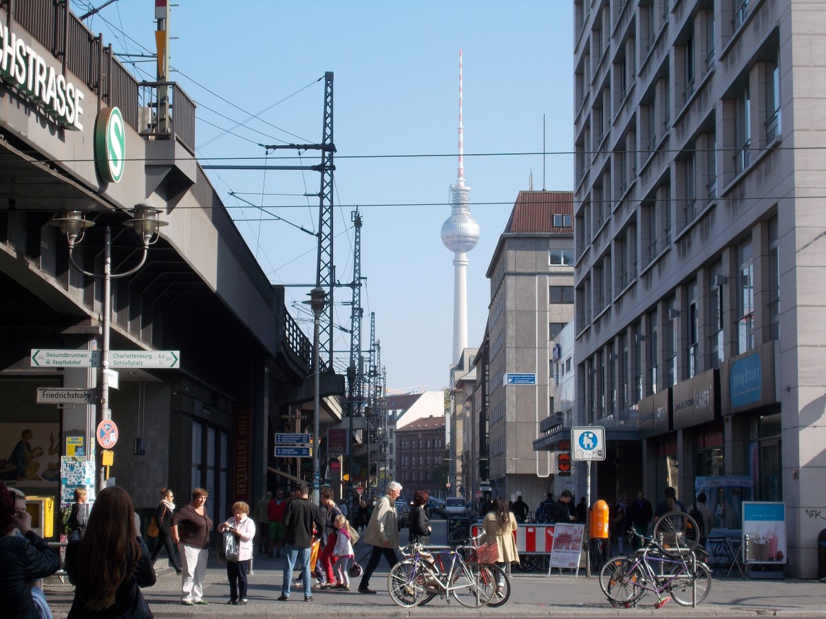 In welcher Ecke man in Berlin ist,berall ist der Fernsehturm zusehen wie ich,am 05.Oktober 2014,in der Friedrichstrae war.