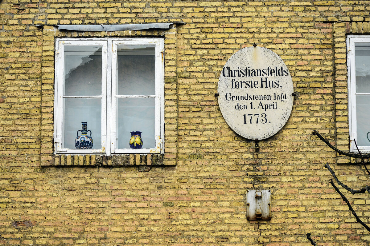 Indksirtf auf Christiansfelds ltestes Haus, erbaut im Jahr 1773. Es steht an der Ecke von Grev Zindendorfs Plads und Lindegade. Aufnahme: 18. Mrz 2024.
