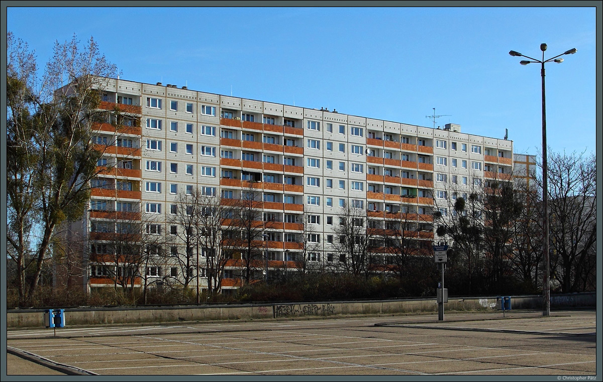Industrieller Wohnungsbau in Magdeburg (I): Ein 3-spnniger Plattenbau der Bauform M10 in der Max-Otten-Strae. Die 10-Geschosser haben je Aufgang und Etage 4 Loggien. (22.03.2015)