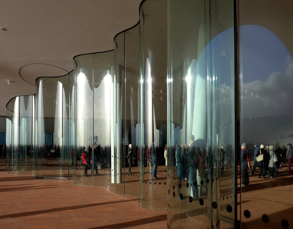 Innen- und Auenbereich der Plaza in der Hamburger Elbphilharmonie sind mit wellenfrmigen Glaswnden voneinander getrennt. Aufgenommen am 27.12.2016.