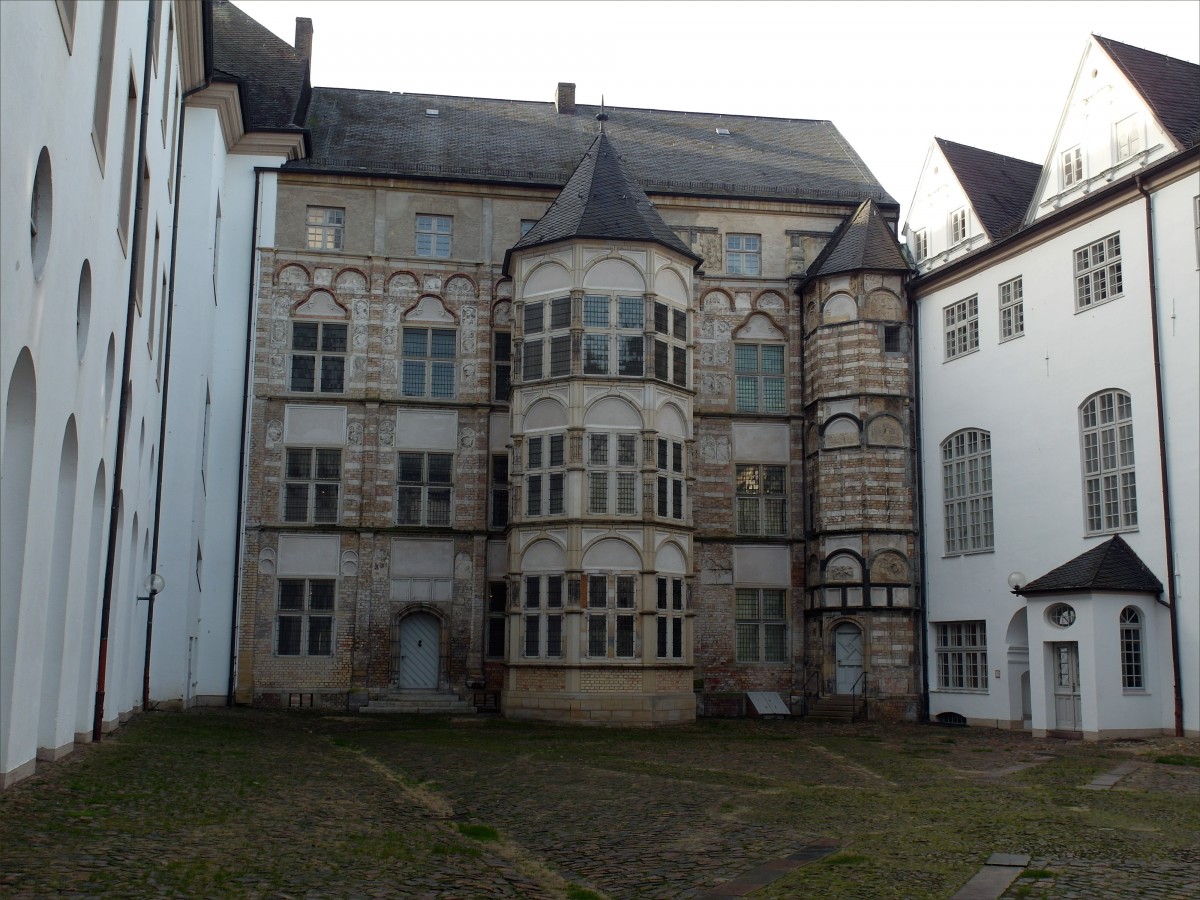 Innenhof von Schloss Gottorf mit Treppenturm und polygonalem Standerker (rekonstruiert) am Westflgel; 01.11.2014
