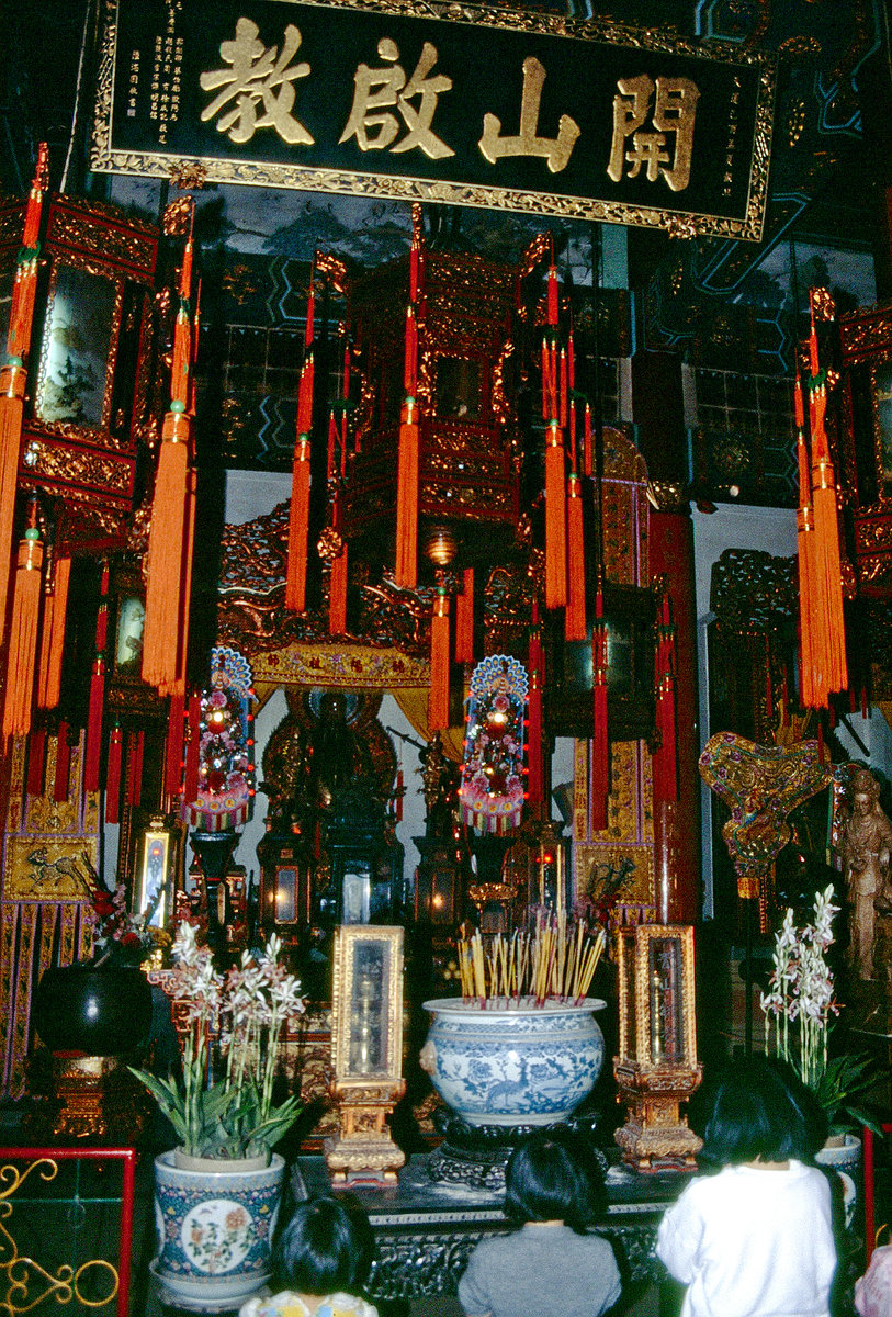 Interieur vom Wong Tai SIn Tempel in Hong Kong. Bild vom Dia. Aufnahme: Mrz 1989.