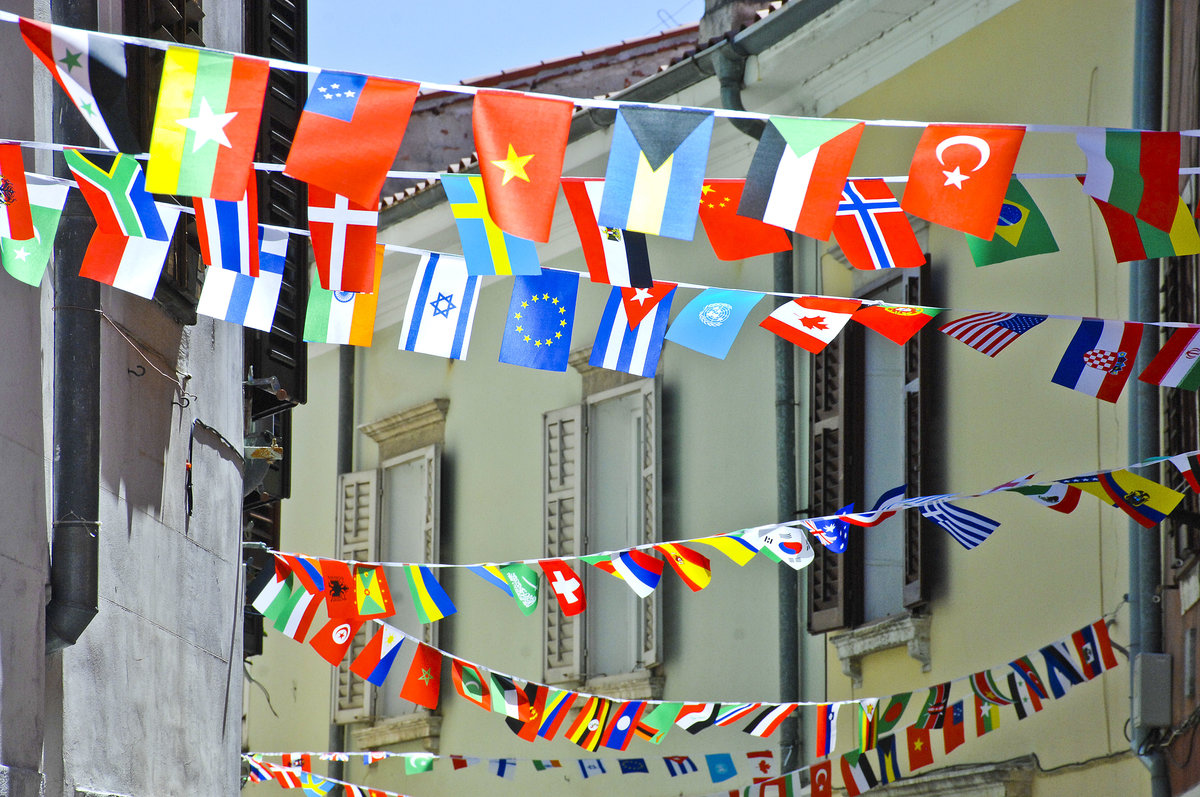 Internationale Flaggen in der Altstadt von Izola. Aufnahme: 29. Juli 2016.