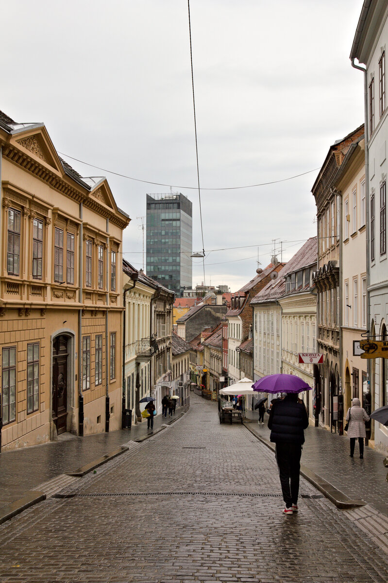 Irisch anmutendes Wetter herrschte am 25.09.2022 in Zagreb. Hier ist die Radićeva  zu sehen. 