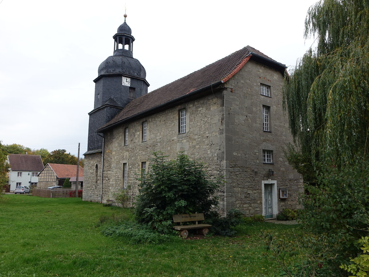 Isserstedt, evangelische St. Magdalena Kirche, sptgotische Chorturmkirche, erbaut im 13. Jahrhundert (21.10.2022)
