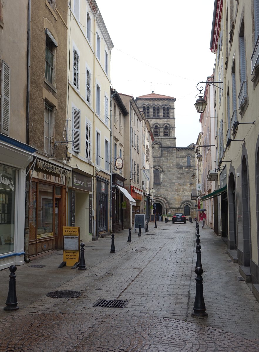 Issoire, Rue de Abbitale mit der Kirche Saint-Austremoine, Kirche erbaut von 1130 bis 1150 (20.09.2016)
