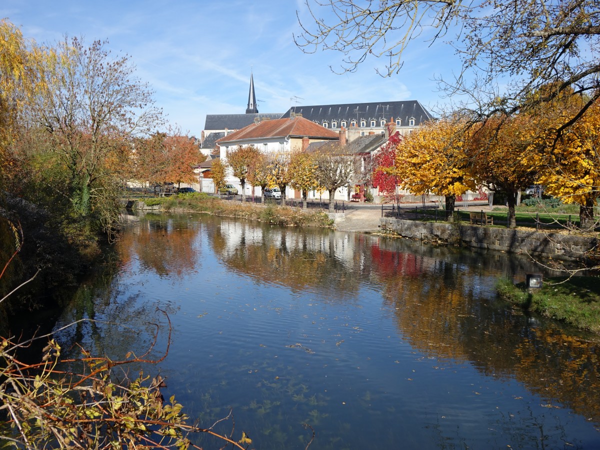 Issoudun, Fluss Theols mit Blick auf die Altstadt und Saint-Cyr Kirche (30.10.2015)
