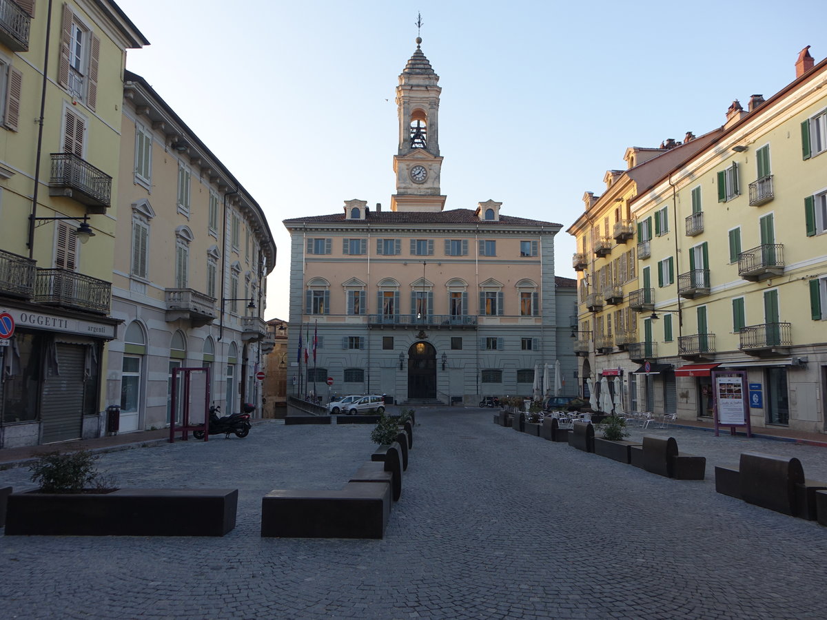 Ivrea, Rathaus an der Piazza Ferruccio Nazionale (05.10.2018)