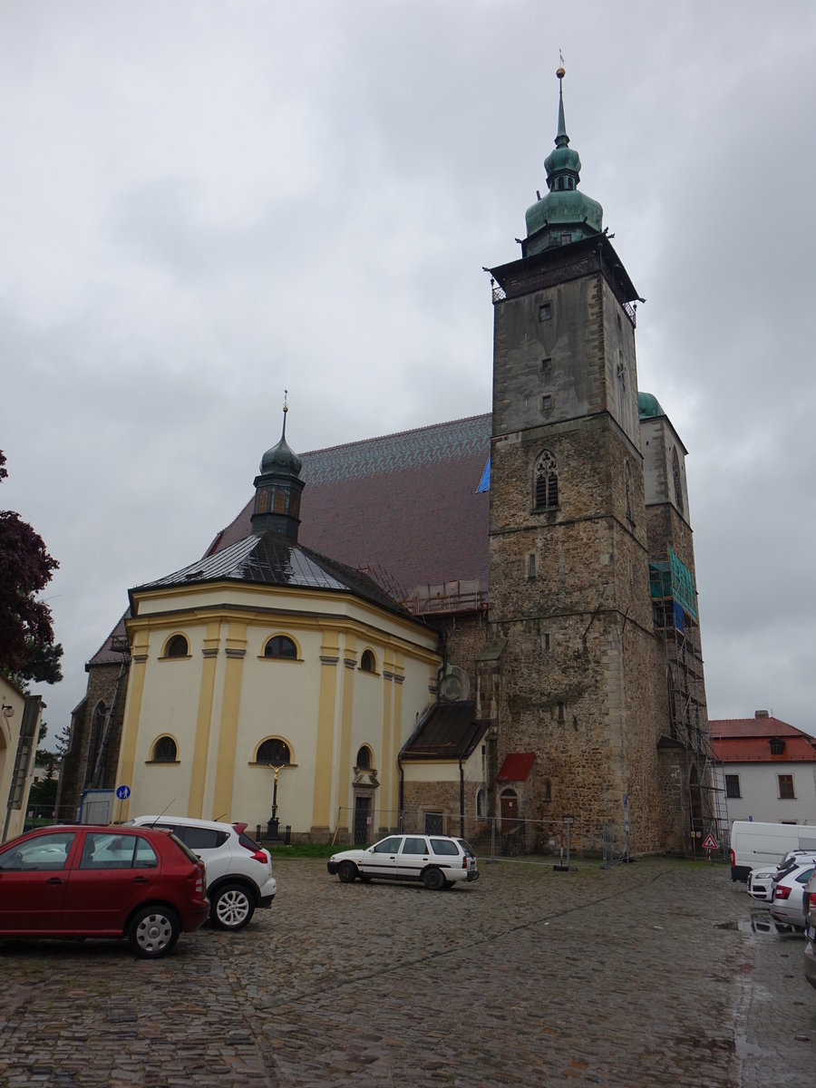 Jihlava, Pfarrkirche St. Jakob, gotische dreischiffige Hallenkirche mit zwei Trmen, erbaut ab 1243 (28.05.2019)