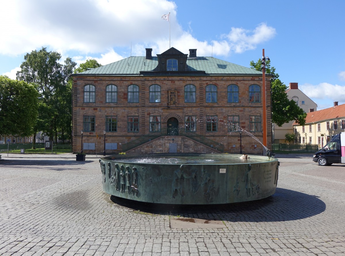 Jnkping, Brunnen vor dem Hofgericht am Hvrettstorget Platz (14.06.2015)