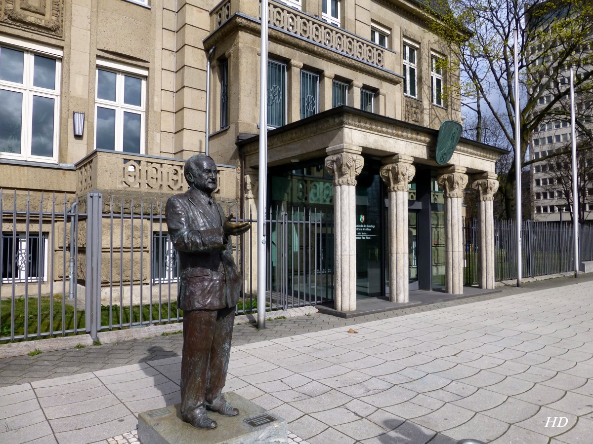 Johannes-Rau-Denkmal vor dem Amtssitz der NRW Landtagsprsidentin.
Aufnahme von Mrz 2014.
